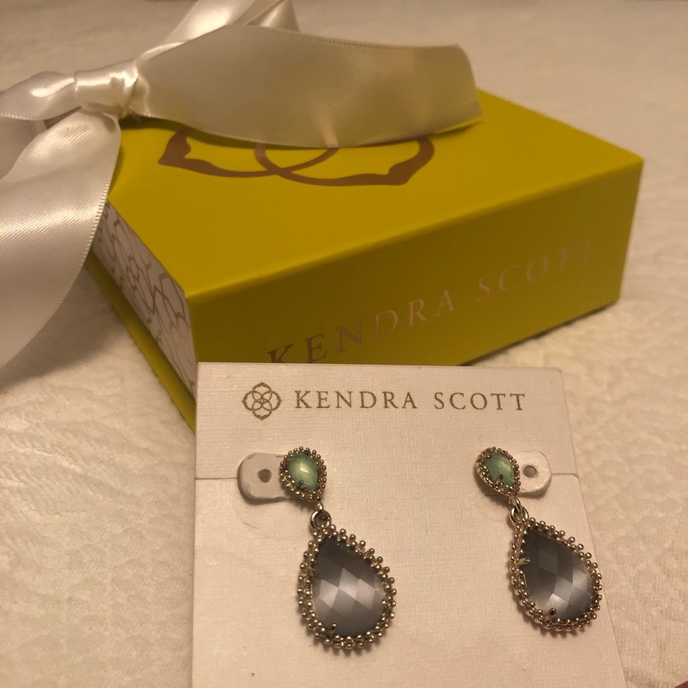 Kendra Scott drop earrings